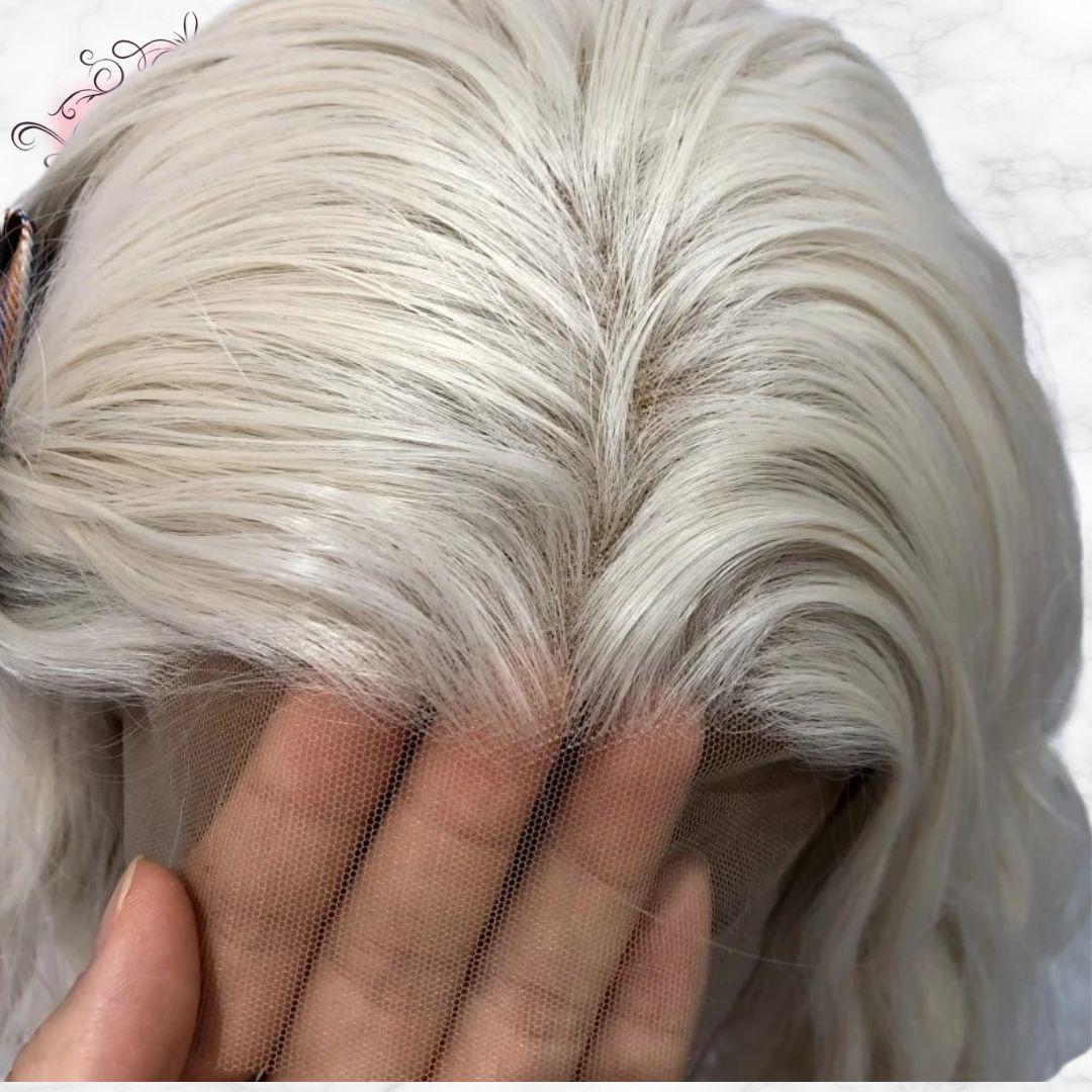 Perruque Sissy Blonde Platine – Dentelle Invisible & Effet Naturel